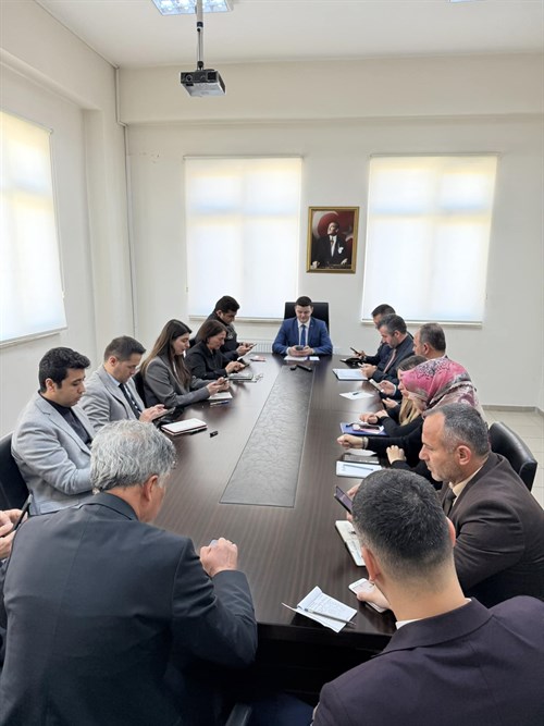 Kaymakamımız Sayın İbrahim CESUR başkanlığında İlçe Kurum Amirleri toplantısı gerçekleştirilmiştir.