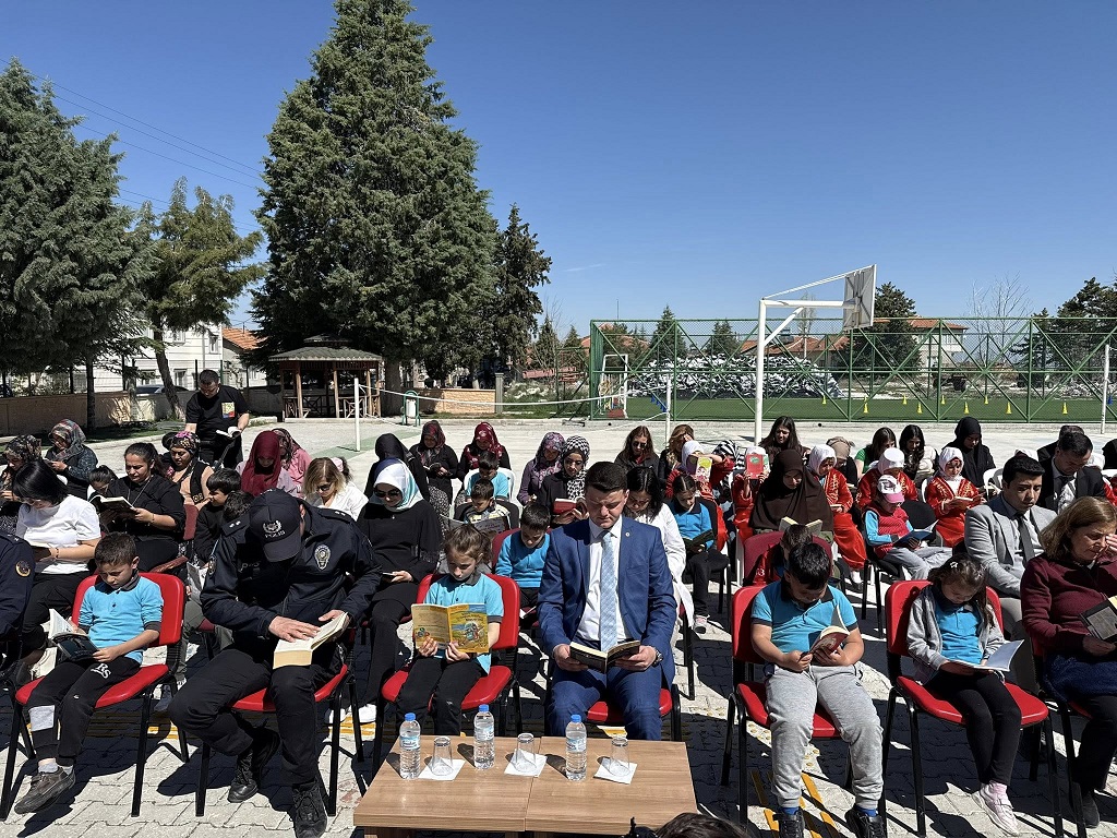 Kaymakamımız Sayın İbrahim CESUR, Çocuk Edebiyatı Şenlikleri Kapsamında İlçemizde Düzenlenen Kemer Kitap Okuma Şenliğine Katıldılar.