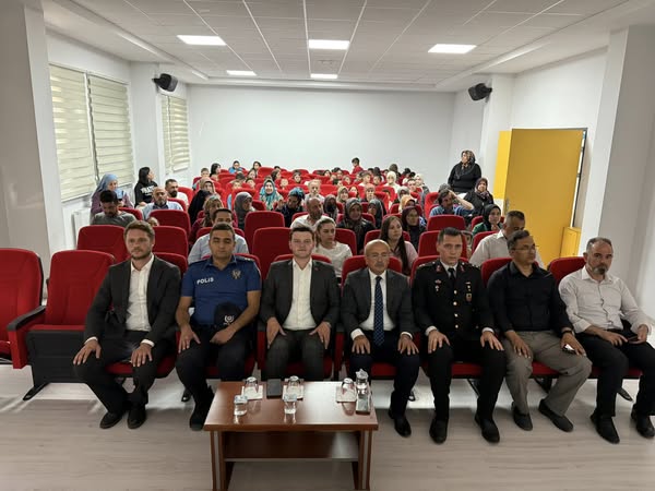 Kaymakamımız Sayın İbrahim CESUR, Kemer İlkokulunda Düzenlenen Mezuniyet Törenine Katıldı.