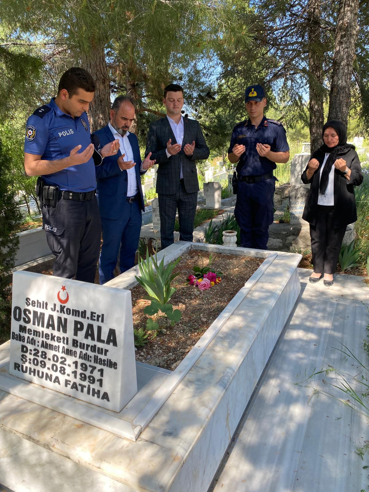 Kaymakamımız Sayın İbrahim CESUR, Kurban Bayramı Ziyareti Kapsamında Şehidimiz Osman PALA'nın Kabrini ve Ailesini Ziyarette Bulundu.