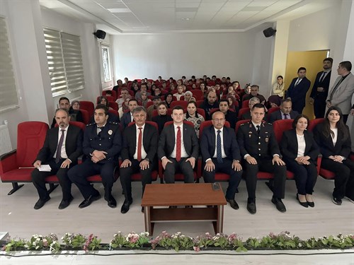 İlçemiz Kemer İlkokulunda 18 Mart Çanakkale Zaferi ve Şehitleri Anma Günü Programı Gerçekleştirildi. 